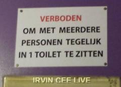 VerbodenMetMeerdereIn1ToiletTeZitten